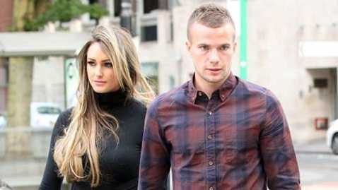 Vợ chồng Tom Cleverley từng méo mặt vì dám từ chối sự bảo kê của các băng nhóm Vợ chồng Tom Cleverley từng méo mặt vì dám từ chối sự bảo kê của các băng nhóm