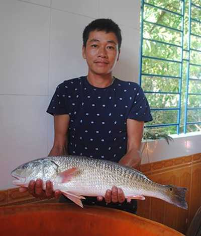 Anh Nhật bên con cá được cho là sủ vàng quý hiếm. (Ảnh: Nhân vật cung cấp) Anh Nhật bên con cá được cho là sủ vàng quý hiếm. (Ảnh: Nhân vật cung cấp)