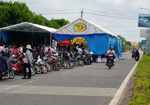 Rạp cưới chiếm dụng 2/3 lòng đại lộ