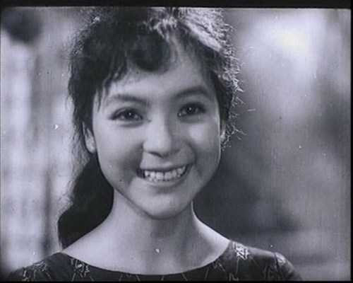 Ca sĩ Ái Vân trong phim Chị Nhung. Bức ảnh này đã từng nằm trong túi áo của bộ đội thời chiến. Ảnh: Tư liệu
