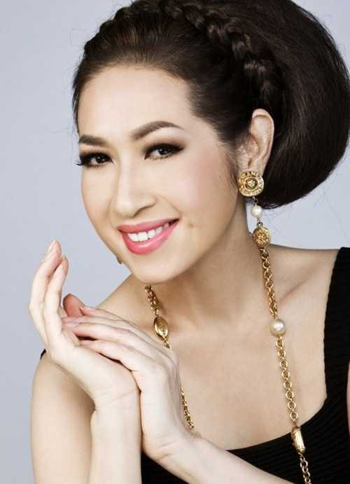 Ca sĩ Ý Lan trẻ trung, yêu đời và cống hiến nhiều hơn cho nghệ thuật sau khi biết mình mắc bệnh ung thư. Ảnh: Tư liệu