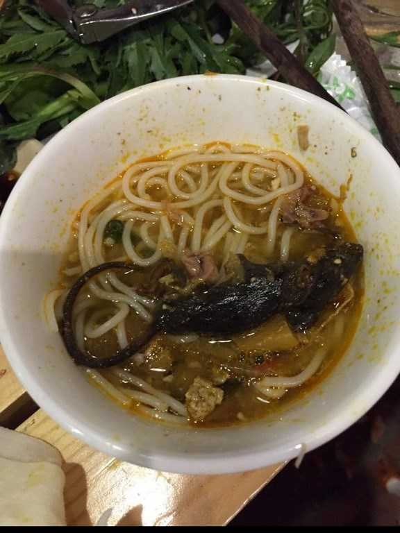 Hình ảnh con chuột chết được múc ra từ nồi lẩu mà đoàn người nhà chị Tranh đi ăn vào tối 20/11. Ảnh chị Tranh cung cấp trên báo Kiến thức.