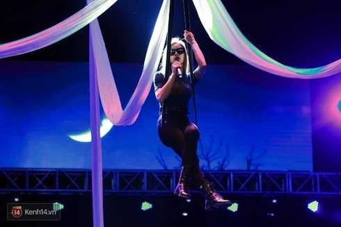 hà hồ đu dây, hà hồ múa cột,