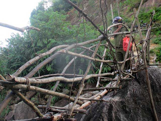 Dù cây cầu không quá cao, nhưng dưới suối nước luôn chảy xiết và nhiều đá lởm chởm