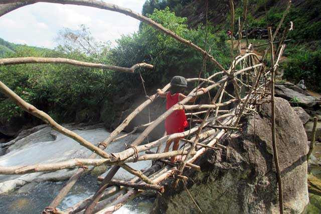 Từ người già đến trẻ nhỏ, nhiều năm qua vẫn phải đi qua cây cầu này.