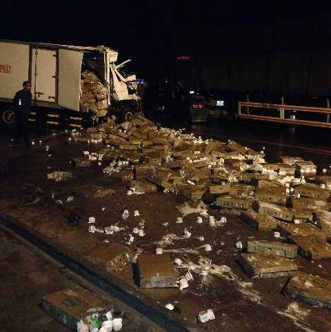 Xe khách đối đầu xe tải, tài xế chết kẹt trong cabin