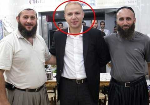 Con trai đương kim Tổng thống Thổ Nhĩ Kỳ chụp ảnh cùng các đối tượng mà chuyên gia Nga cho là các lãnh đạo của phong trào IS