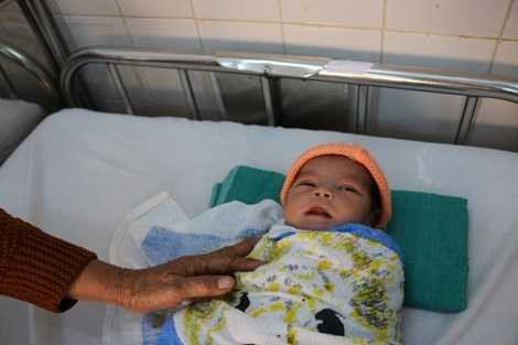 Em bé sống sót kỳ diệu