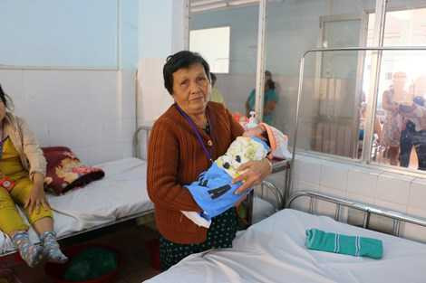 Bà Lan - người nhận nuôi cháu bé vui mừng khi cháu đã hồi phục