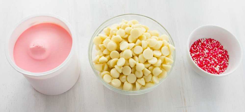 'Búng tay' ra bánh dâu tây cho chàng ngất ngây