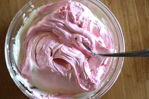 'Búng tay' ra bánh dâu tây cho chàng ngất ngây