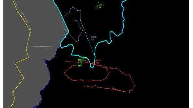 Bộ tổng mưu Thổ Nhĩ Kỳ cho đăng tải bức ảnh với đường bay của máy bay ném bom Nga Su-24 và máy bay chiến đấu F-16. Đường màu đỏ biểu thị đường đi của Su-24, màu xám - F-16, và màu xanh dương - biên giới Syria và Thổ Nhĩ Kỳ