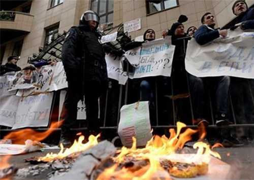 Đại sứ quán Thổ Nhĩ Kỳ ở Nga bị ném trứng, cà chua