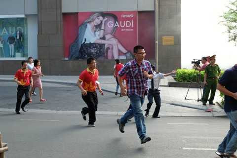 Dân Sài Gòn nháo nhác đi vào vùng chữa cháy cao ốc