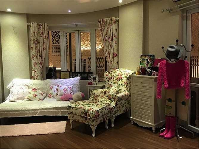 Cũng vì vậy, cô có khả năng mua sắm những món đồ hiệu đắt tiền cũng như đầu tư cho những sản phẩm tiền tỷ mà không cần có một nhà tài trợ, đại gia 'chống lưng'.