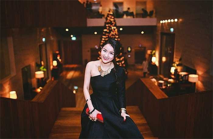 Bố mẹ Thủy Top đều là những người có địa vị xã hội, học vị tiến sỹ và được nhiều người nể trọng. Chị gái giọng ca 'Mặc kệ' cũng học và làm việc tại Mỹ. 