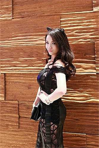 Cô cũng từng giữ chức tổng biên tập một tạp chí thời trang. 