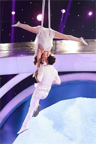 Cô từng khiến nhiều người trầm trồ, thán phục vì màn múa đương đại đầy nguy hiểm trên sân khấu 'Hoán đổi'.