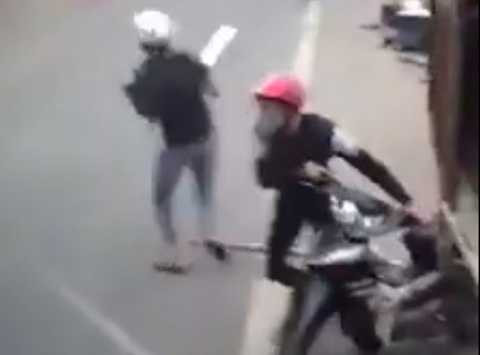 Hai 'cẩu tặc' dùng mã tấu cướp xe máy trên đường tháo chạy