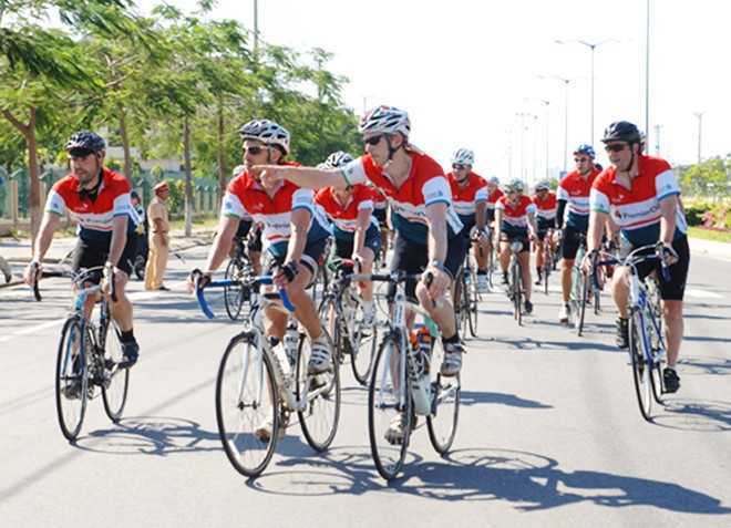 Các tình nguyện viên tham gia đạp xe vì trẻ thơ tại Đà Nẵng năm 2014.