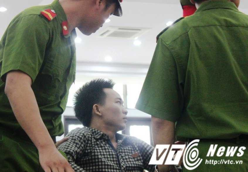 Trong phiên tòa Vinh không ngừng ngoái nhìn về phía đứa con thơ dại với ánh mắt hối hận muộn màng.