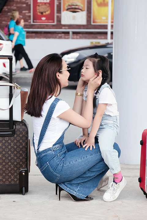 Bận rộn với công việc, thế nhưng hoa hậu du lịch luôn cố gắng dành hết thời gian nghỉ ngơi của mình để bên cạnh chăm sóc cho con gái Chiko.