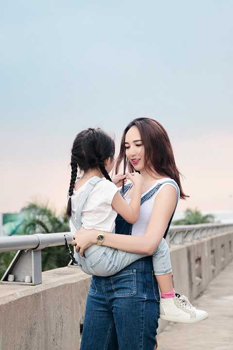 Nữ MC duyên dáng của Hoa hậu Hoàn vũ Việt Nam chưa nghĩ đến chuyện hôn nhân, mà chỉ tập trung vào công việc và chăm sóc con gái. Niềm vui của cô là mỗi sáng dắt con đến trường, đưa con đi bơi cuối tuần và học bài, tập vẽ cùng con mỗi ngày.