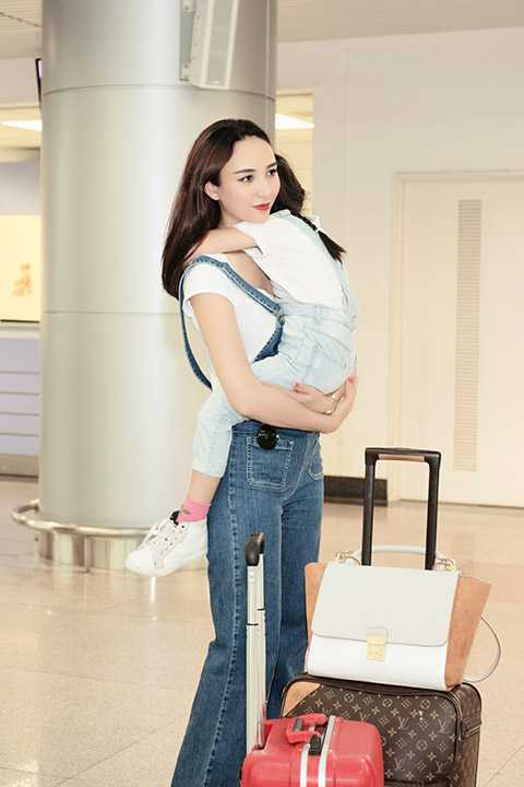 Những khoảnh khắc đời thường đáng yêu của mẹ con hoa hậu du lịch 2008. 