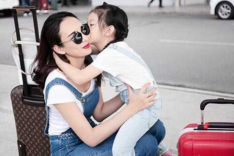 Dù còn nhỏ tuổi nhưng Chiko luôn biết cách bộc lộ tình cảm và sự yêu thương dành cho mẹ. Cô bé 5 tuổi thường xuyên ôm hôn mẹ thật ngọt ngào khiến nhiều người cảm động. (Ảnh: Tiên Nguyễn)