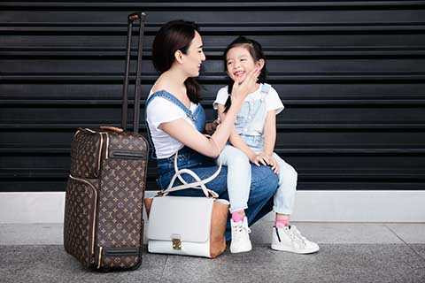 Vốn rất thích chụp ảnh nên Chiko rất chịu khó diễn xuất trước ống kính của mẹ Diễm.