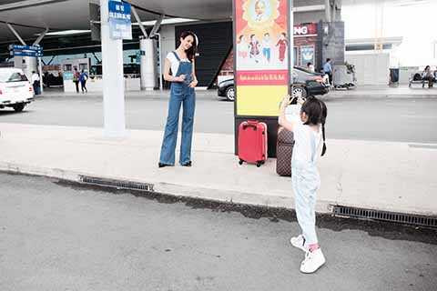 Không những thế, cô bé còn chủ động chụp ảnh cho mẹ Diễm.