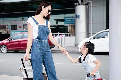 Hai mẹ con Ngọc Diễm vốn ưa thích việc mặc đồ đôi, nên khi xuất hiện tại sân bay hôm qua với hai bộ đồ yếm, mẹ con hoa hậu đã thu hút sự chú ý của nhiều người. Bên cạnh con gái, bà mẹ một con dường như rất thoải mái vui đùa với con.