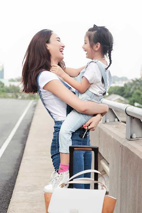 Năm nay là một năm nhiều thành công với Ngọc Diễm khi gặp nhiều thuận lợi trong <a href='https://vtcnews.vn/kinh-te.1.0.html' >kinh doanh</a> và ngày càng tỏa sáng với vai trò MC. Cô hiện là một trong những nữ MC đắt giá nhất nhì showbiz Việt với lối dẫn thông minh, duyên dáng, trôi chảy cả song ngữ Anh - Việt.