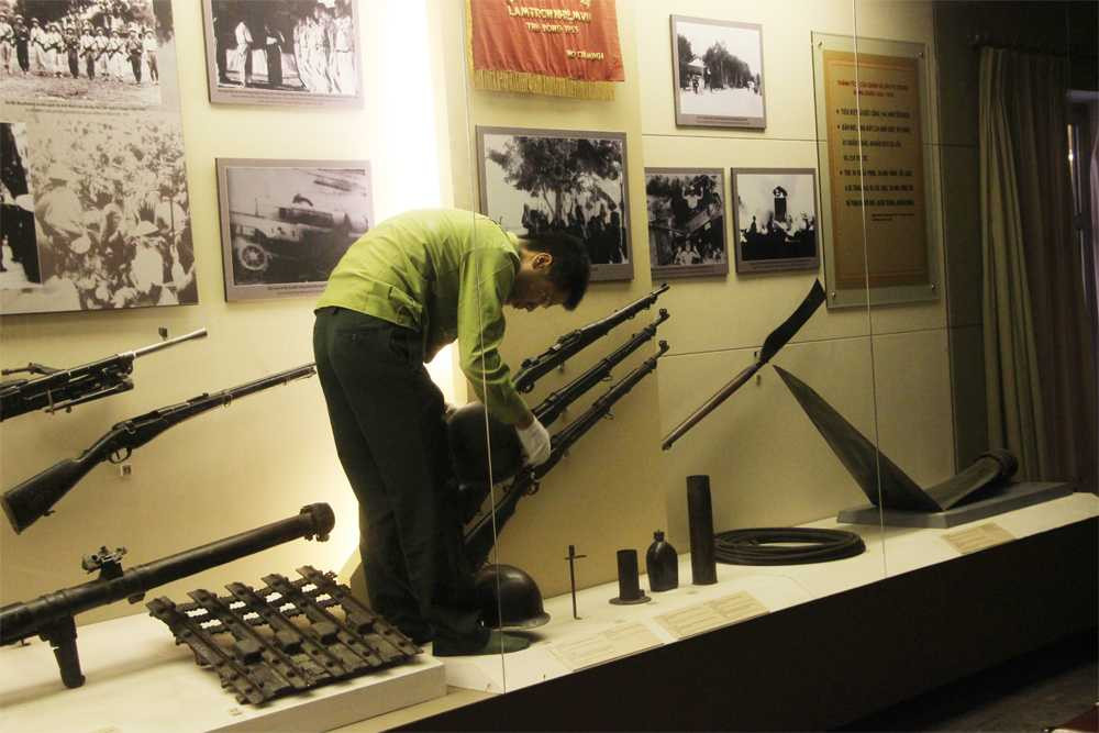 Nhiều nhân viên phòng Kiểm kê - Bảo quản phải chui vào tủ trưng bày để lau chùi hiện vật