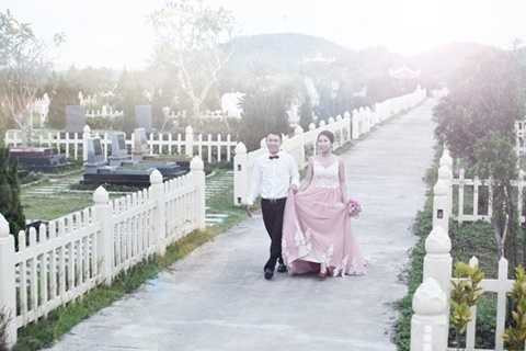 Mới đây, một cặp đôi Đỗ Văn Tấn (sinh năm 1986) và Nguyễn Thị Hải Anh (sinh năm 1991) đã khiến nhiều người bất ngờ khi quyết định thực hiện bộ ảnh cưới tại Công viên nghĩa trang Lạc Hồng Viên (Hòa Bình) Mới đây, một cặp đôi Đỗ Văn Tấn (sinh năm 1986) và Nguyễn Thị Hải Anh (sinh năm 1991) đã khiến nhiều người bất ngờ khi quyết định thực hiện bộ ảnh cưới tại Công viên nghĩa trang Lạc Hồng Viên (Hòa Bình)