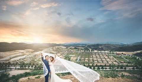 Được biết, chú rể là kỹ sư xây dựng ở nghĩa trang đã được 3 năm. Chuyện tình của Văn Tấn và Hải Anh có thể gọi là tình yêu sét đánh, từ khi biết mặt đến khi quyết định đi đến hôn nhân chỉ vẻn vẹn một tuần. Được biết, chú rể là kỹ sư xây dựng ở nghĩa trang đã được 3 năm. Chuyện tình của Văn Tấn và Hải Anh có thể gọi là tình yêu sét đánh, từ khi biết mặt đến khi quyết định đi đến hôn nhân chỉ vẻn vẹn một tuần.