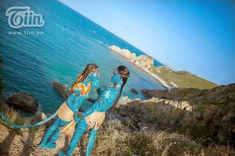 Tạo hình hai nhân vật trong phim, lấy bối cảnh lãng mạn trên bờ biển, trong khu rừng… những bức ảnh của Hoàng và Nhung khiến người xem như lạc vào một thế giới đầy mê muội. Tạo hình hai nhân vật trong phim, lấy bối cảnh lãng mạn trên bờ biển, trong khu rừng… những bức ảnh của Hoàng và Nhung khiến người xem như lạc vào một thế giới đầy mê muội.