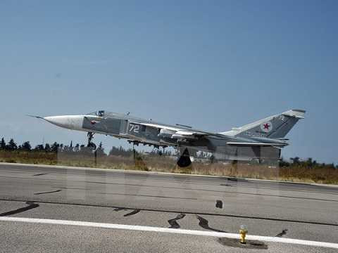 Máy bay chiến đấu Sukhoi Su-24M của Nga cất cánh từ sân bay quân sự Hmeymim, gần thành phố Latakia ngày 21/10