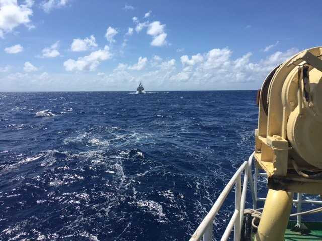 Tàu hải cảnh của Trung Quốc đang vây ép tàu Hải Đăng 05. Ảnh do thuyền viên tàu Hải Đăng 05 cung cấp.