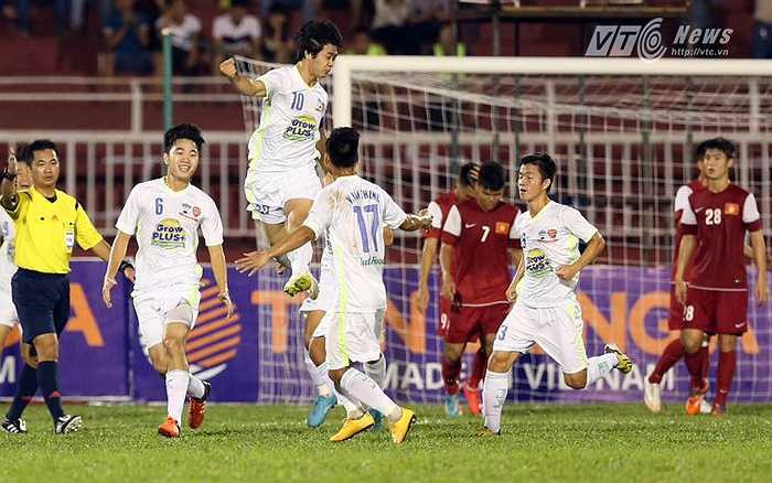 U21 HAGL đã khởi đầu như mơ với siêu phẩm đá phạt của Công Phượng cùng thế trận áp đảo và buộc đối thủ phải chạy theo mình. (Ảnh: Quang Minh)