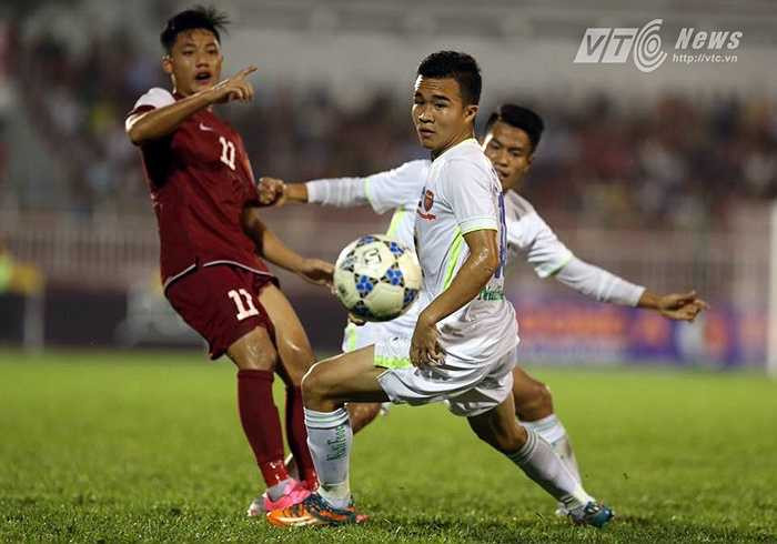 Thế nhưng sau khi vượt lên, đội bóng phố Núi đã chùng xuống và để cho U21 Việt Nam có những pha lên bóng tốc độ. (Ảnh: Quang Minh)