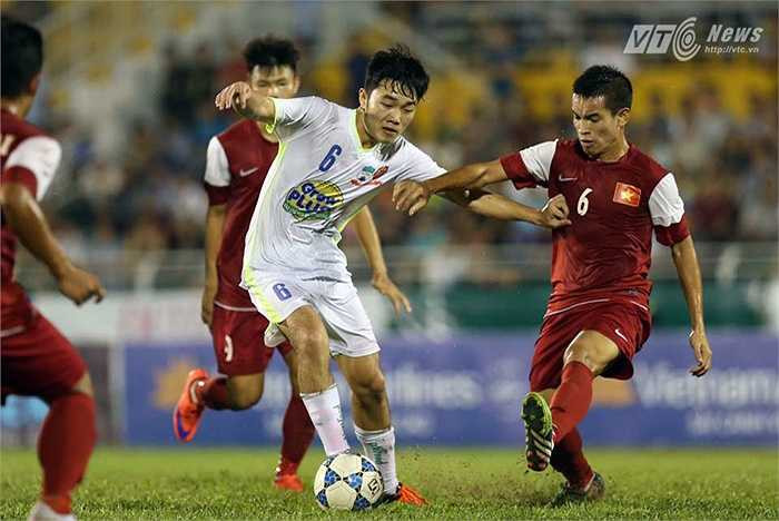 Xuân Trường không có nổi một pha chọc khe đúng địa chỉ trong khi Tuấn Anh phải cầu may bằng một pha sút xa không đánh bại được thủ thành U21 Việt Nam. (Ảnh: Quang Minh)