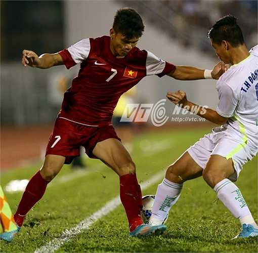 Nhìn cách chơi đó, ai cũng nghĩ rằng, U21 HAGL sẽ không thể gỡ hòa. Họ chỉ còn biết... 'chờ chết'. (Ảnh: Quang Minh)