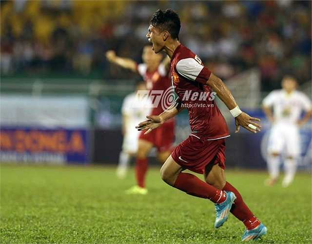 Phút 35, Lâm Ti Phông dốc bóng bên cánh trái rồi ngoặt vào vòng cấm, cứa lòng điệu nghệ, đưa bóng dội cột dọc bật ra để Xuân Mạnh đệm lòng, gỡ hòa 1-1. (Ảnh: Quang Minh)