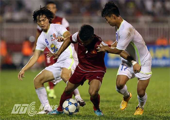 Ngược lại, U21 HAGL bắt đầu có nhiều hơn sự sai số trong những đường chuyền. (Ảnh: Quang Minh)