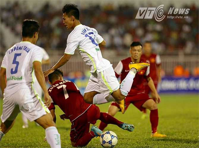 Hơn 40 phút kể từ khi bị dẫn bàn, U21 HAGL chơi thứ bóng đá bế tắc, bất lực trước hàng thủ được dựng xe bus 2 tầng của U21 Việt Nam. (Ảnh: Quang Minh)