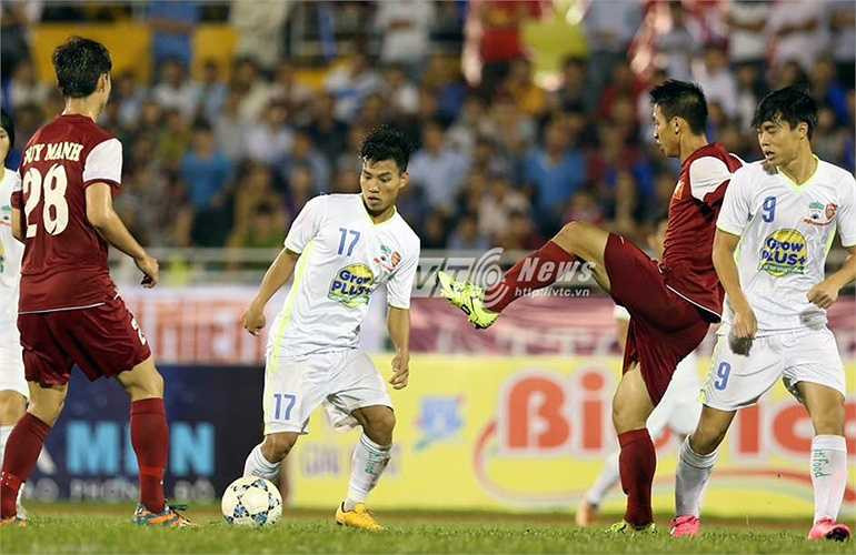 Bóng được U21 HAGL chuyền đi chuyền lại rất nhiều nhưng không tài nào xuyên thủng hàng thủ U21 Việt Nam. (Ảnh: Quang Minh)