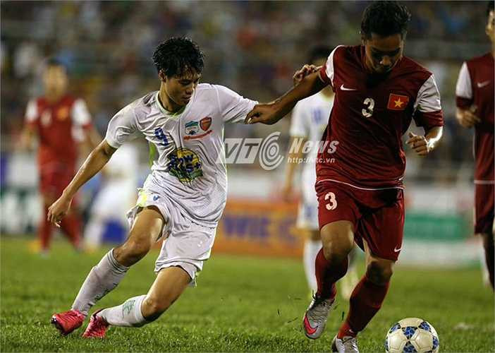 Văn Toàn bất lực đi bóng và bị đánh chặn. (Ảnh: Quang Minh)