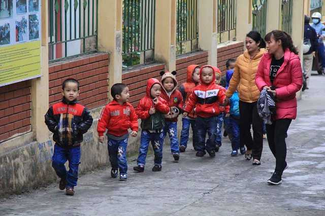 10 cháu tan học được đón về ngôi nhà chung. Ảnh: Nhị Tiến