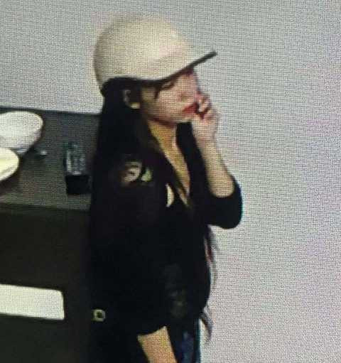 Gái khá xinh xắn nhưng thường xuyên có hành vi trộm cắp vặt. 